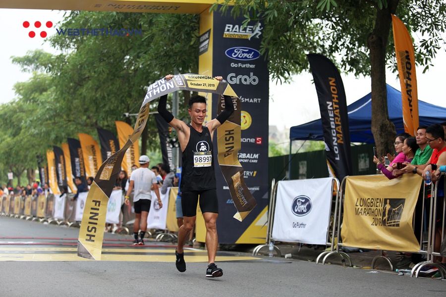 Đáng yêu khoảnh khắc “cựu vương” căng dây đích đón tân vô địch Longbien Marathon 2019 Đáng yêu khoảnh khắc “cựu vương” căng dây đích đón tân vô địch Longbien Marathon 2019